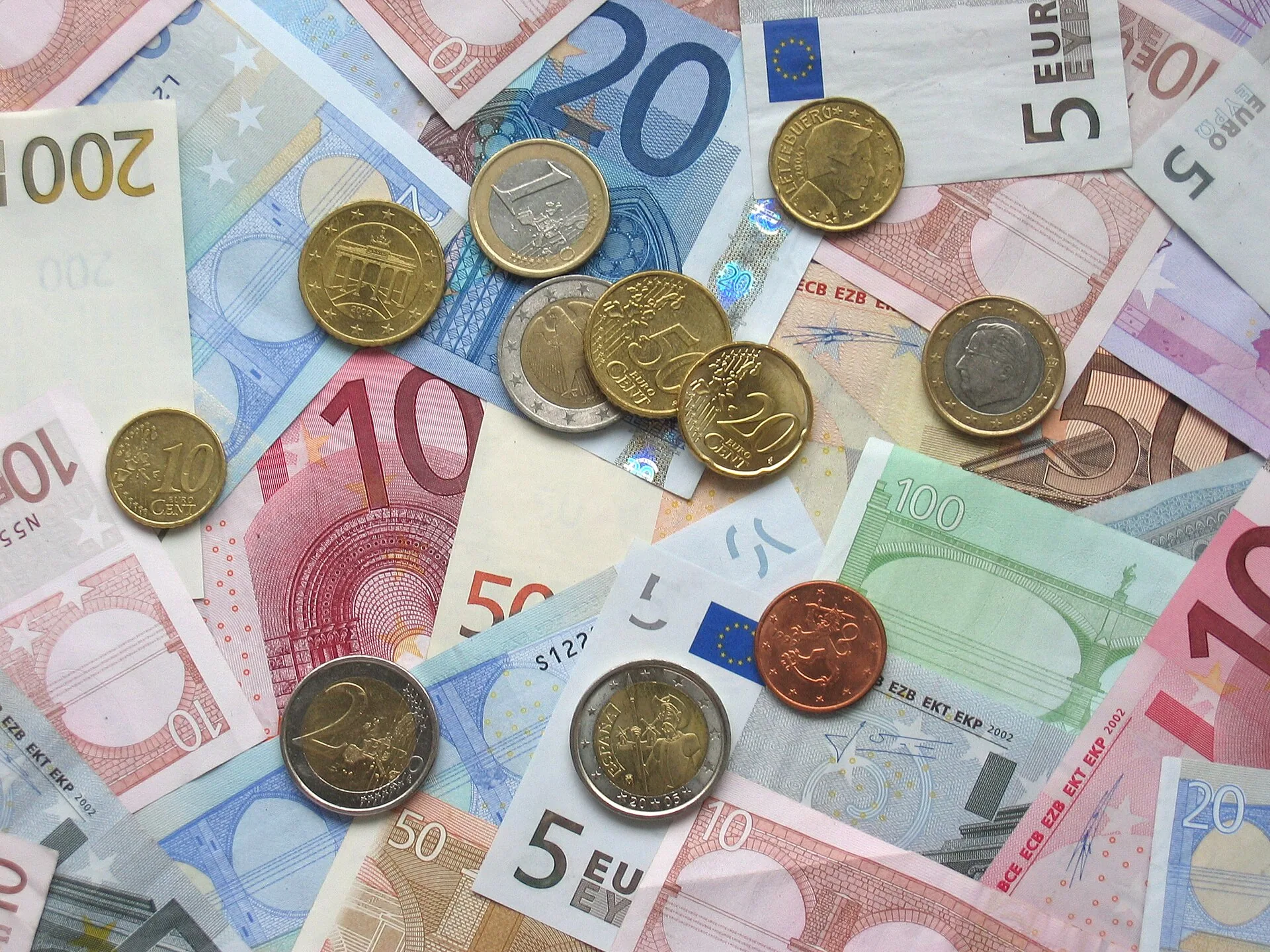 Euro replaces the peseta historical image 1